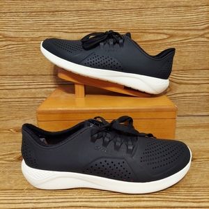 Pre-owned 2018 crocs literide pacer sneakers (men's 9)